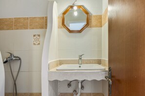 Ducha, secador de pelo y toallas