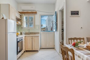 Refrigerador, placa de cocina, cafetera/tetera, tetera/pava eléctrica