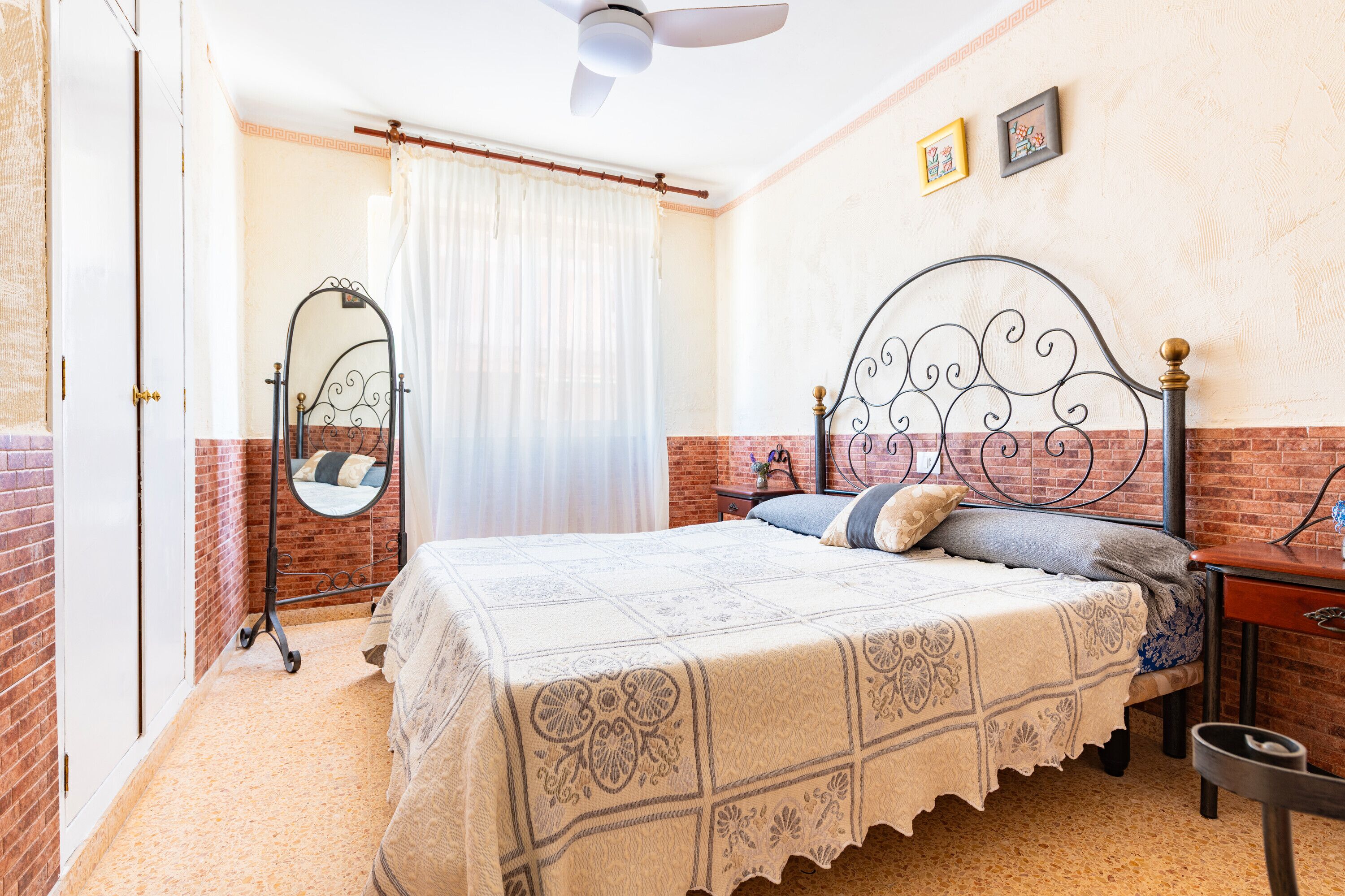 3 slaapkamers, een strijkplank/strijkijzer, gratis wifi, beddengoed