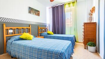 3 slaapkamers, een strijkplank/strijkijzer, gratis wifi, beddengoed