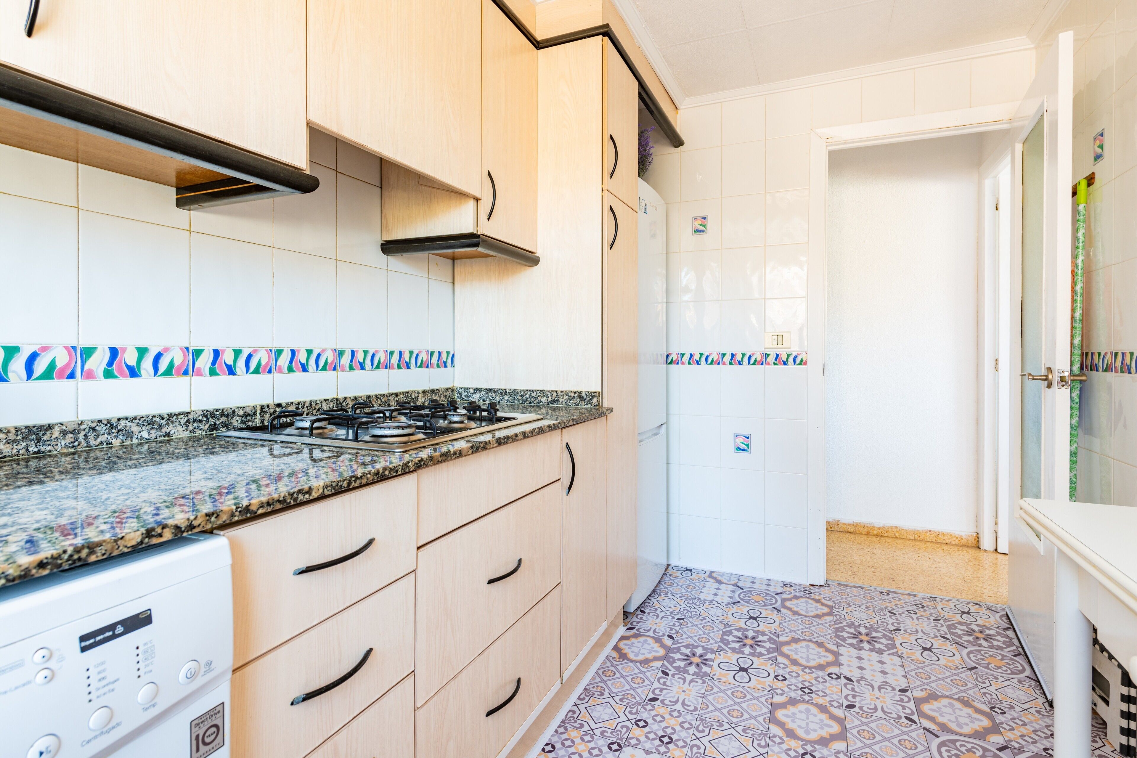 Køleskab, mikrobølgeovn, kogeplade, kaffe-/temaskine