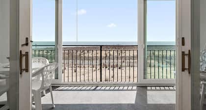 Ocean front condo with pool in Ocean City, Md. sleeps 5, elevator, large balcony