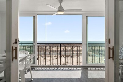 Ocean front condo with pool in Ocean City, Md. sleeps 5, elevator, large balcony