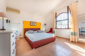 2 bedrooms, iron/ironing board, free WiFi, bed sheets - Holiday Home 'Casa Marras A Pochi Passi Dal Mare' with Sea View, Wi-Fi and Air Conditioning (Quartu Sant'Elena)