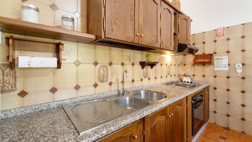 Frigorifero, microonde, forno, piano cottura