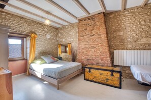 2 soverom og strykejern/-brett