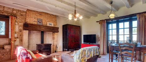 Una televisión, una chimenea