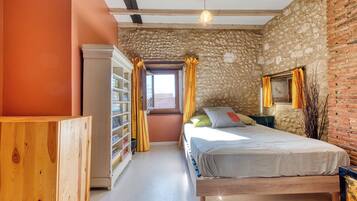 2 habitaciones y tabla de planchar con plancha