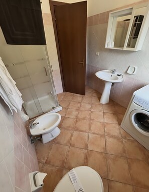 Douche, sèche-cheveux, serviettes fournies