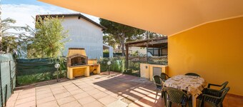 Villa 'Leo' con terraza privada, jardín privado y aire acondicionado