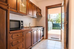 Een koelkast, een microgolfoven, een oven, een kookplaat