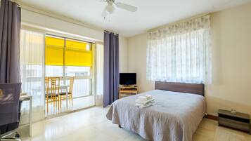 Tabla de planchar con plancha, wifi gratis y ropa de cama