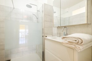 Een douche, handdoeken