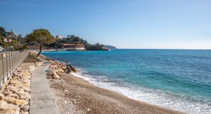 Una spiaggia nelle vicinanze