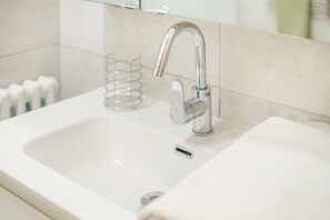 Shower, towels - Studio 'A Quelques Pas De La Mer' with Balcony, Wi-Fi and Air Conditioning (Roquebrune-Cap-Martin)