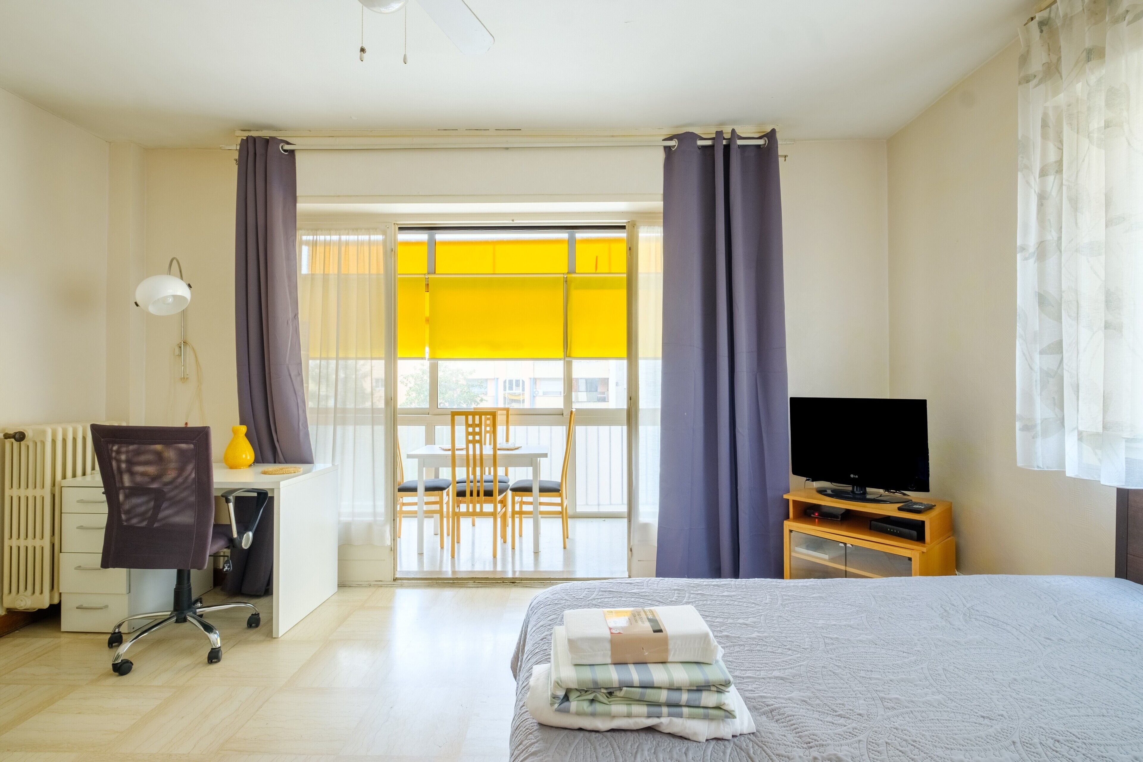 Tabla de planchar con plancha, wifi gratis y ropa de cama 