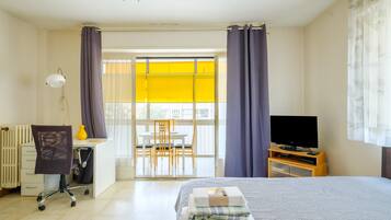 Tabla de planchar con plancha, wifi gratis y ropa de cama