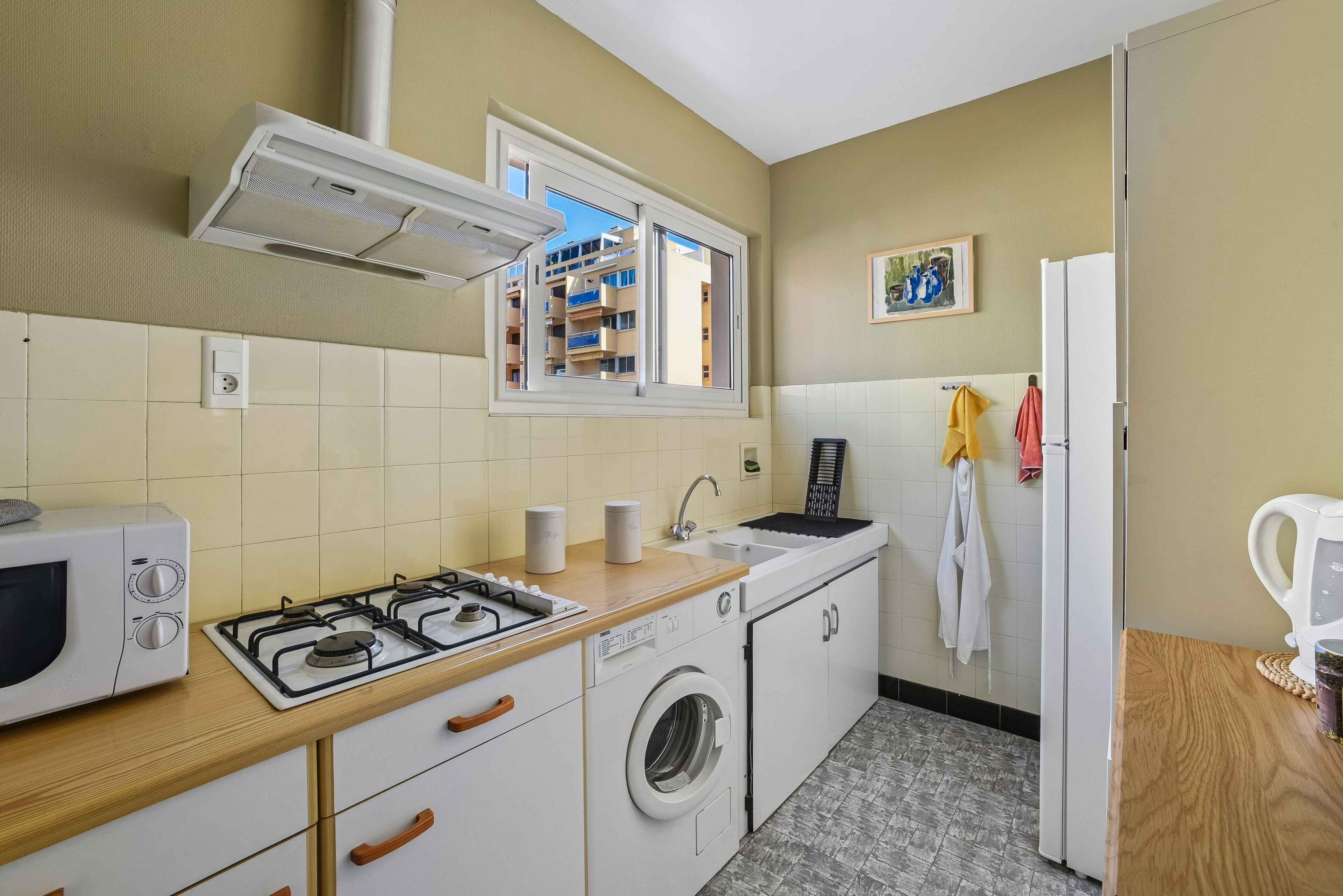 Frigorifero, microonde, forno, piano cottura