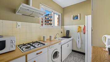 Frigorifero, microonde, forno, piano cottura