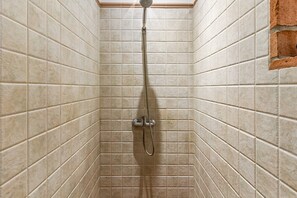 Shower, hair dryer, towels - Country House 'Villa Pinale Álora' with Mountain View, Wi-Fi and Air Conditioning (Álora)