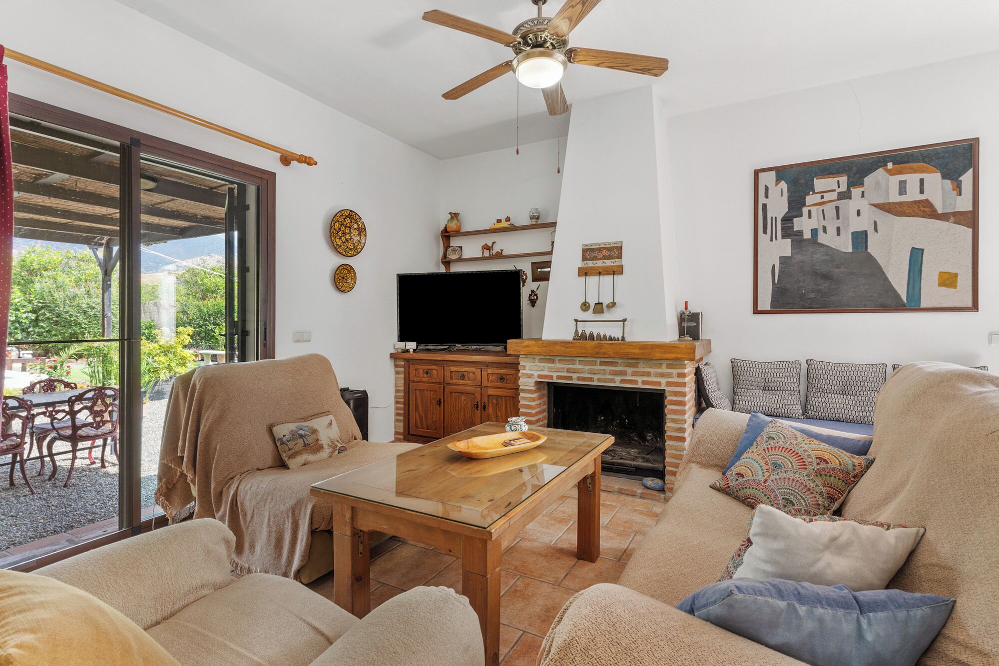 Een televisie en een open haard