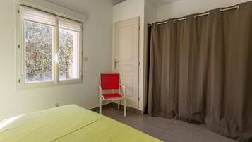 1 chambre, fer et planche Ă repasser, Wi-Fi gratuit, draps fournis