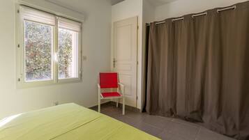 1 chambre, fer et planche Ă repasser, Wi-Fi gratuit, draps fournis