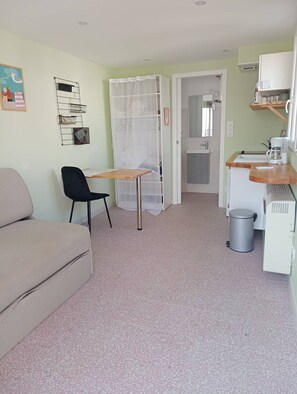 Interior - A house with an attached fully equipped studio, air-conditioned (CANET PLAGE)