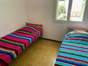 Room - A house with an attached fully equipped studio, air-conditioned (CANET PLAGE)