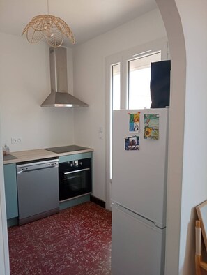 Fridge, microwave, oven, dishwasher - Canetoise House, single-story, 2 bedrooms, air conditioning, parking (CANET PLAGE)