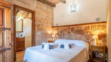 5 soverom, strykejern/-brett, wi-fi (inkludert) og sengetøy