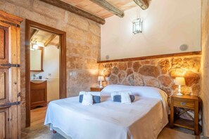 5 bedrooms, iron/ironing board, free WiFi, bed sheets