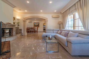 Télévision, cheminée, table de tennis de table