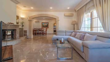 Televisio, takka, pöytätennispöytä