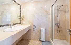 Shower, hair dryer, towels - Villa 'Florentina' with Private Pool, Wi-Fi and Air Conditioning (Illes Balears)