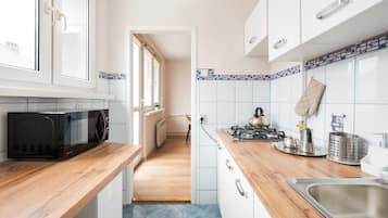 Fridge, microwave, stovetop