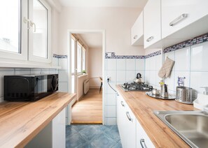 Fridge, microwave, stovetop