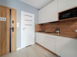 Frigorífico, microondas, placa de cocina y utensilios de cocina