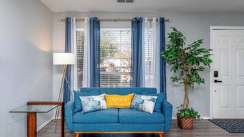 Televisor intel·ligent, videojocs, futbolí i biblioteca musical