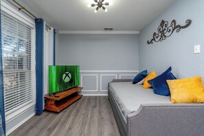 3 bedrooms, desk, iron/ironing board, free WiFi