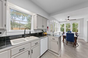 Køleskab, mikrobølgeovn, ovn, kogeplade