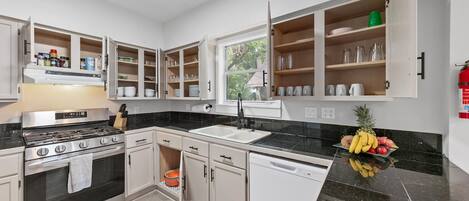 Køleskab, mikrobølgeovn, ovn, kogeplade