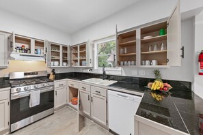 Fridge, microwave, oven, stovetop - Gathering House at Riverside (Jacksonville)