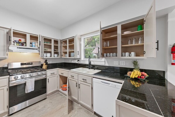 Køleskab, mikrobølgeovn, ovn, kogeplade