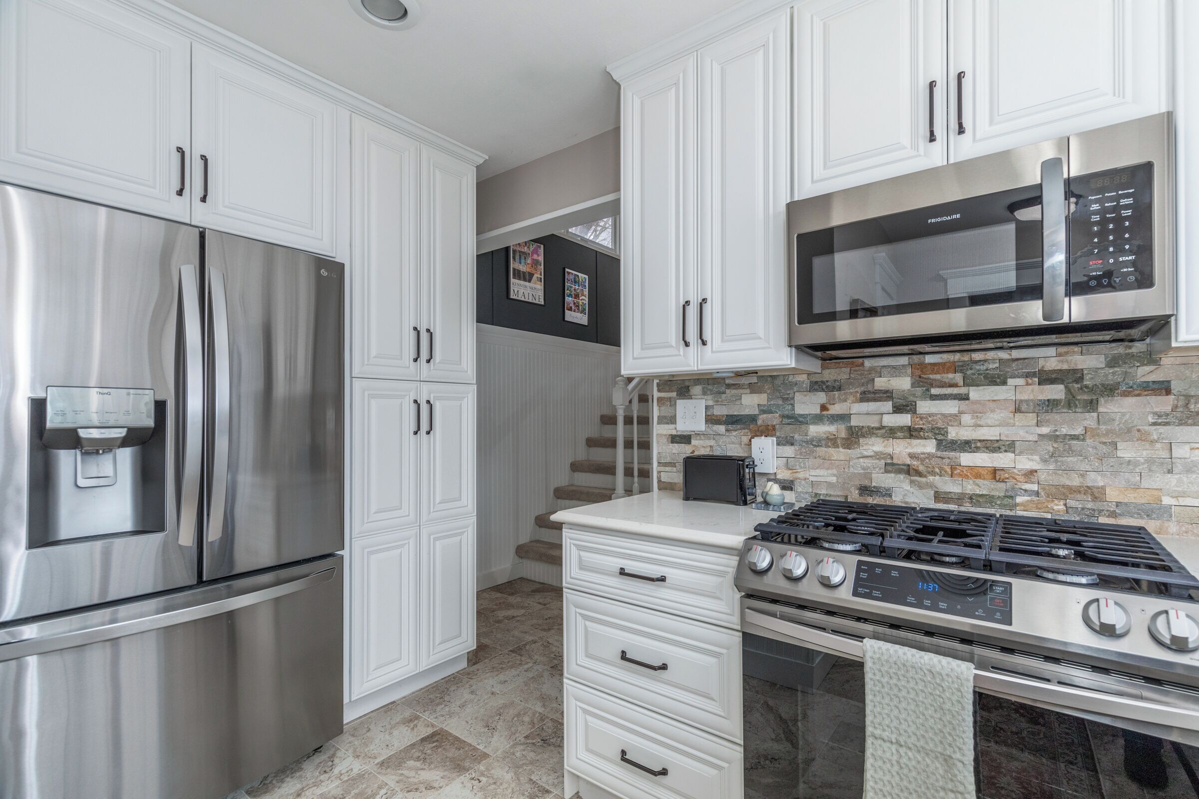 Mikrobølgeovn, ovn, kokeplater og oppvaskmaskin