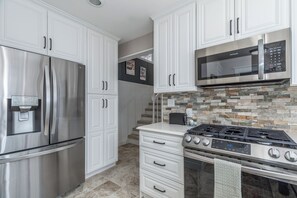 Micro-ondes, four, plaque de cuisson, lave-vaisselle