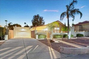 Property grounds - 4BR Stylish Mid-Century Escape w/Pool & Luxe Vibes (Scottsdale)