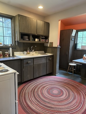 Fridge, microwave, oven, stovetop - Charming 2-bedroom cottage near Bethel Woods with WiFi (Eldred)