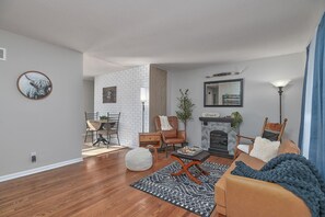 TV connectée, cheminée, livres, chaßne hi-fi