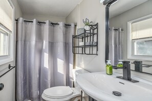 Douche, sĂšche-cheveux, serviettes fournies, savon